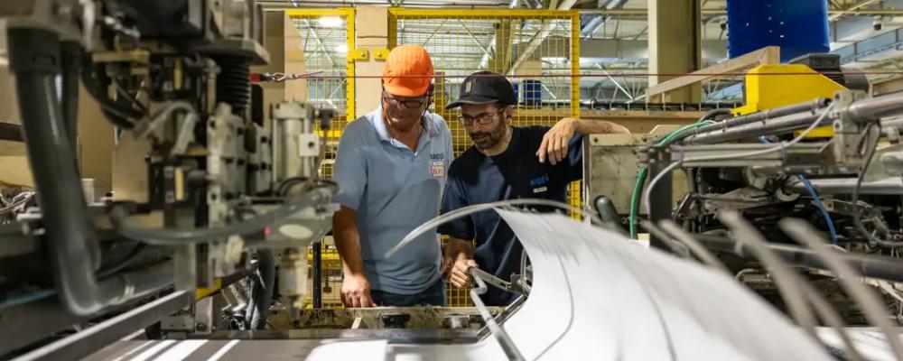 AI-baserade system används allt mer för att styra industriell produktion och energianvändning vid pappersbruk. Bilden visar Sappis pappersbruk i Maastricht. Foto: Sappi