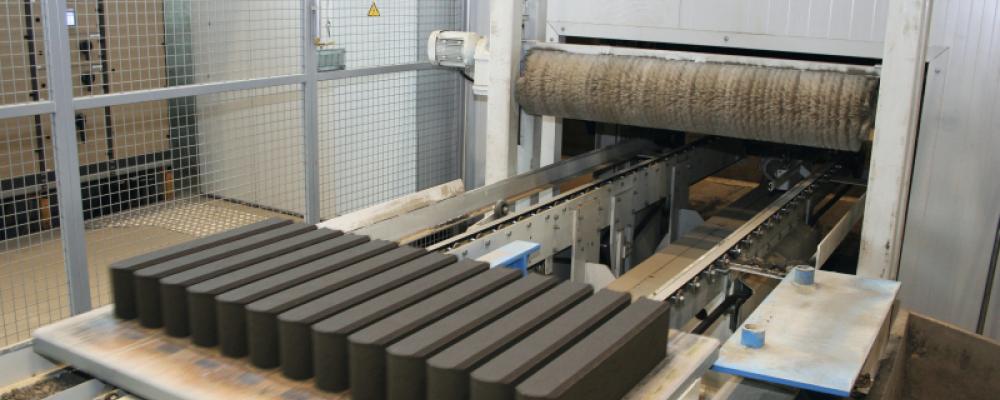 Produktsortimentet hos Lakan Betoni omfattar dessutom andra betongprodukter, såsom färgade kantstenar, murblock, kompletta modulära system för husbyggande samt fabriksbetong och torrbruk. Bild: BFT International