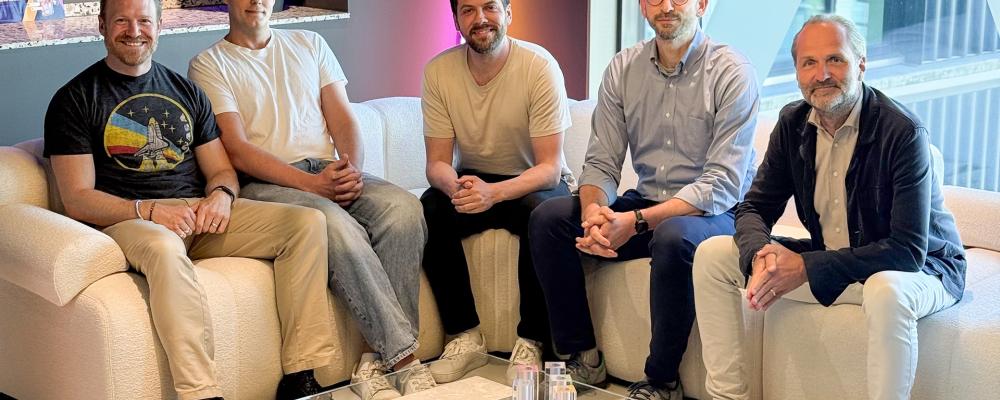 Tre grundare flankerade av AI Gothenburgs Viktor Gold och Michael Yngfors: Mikael Karlgren, Barrion, Niclas Lundgren, Konfliktkollen och Christian Fleischer, Cognivity AI. Foto: AI Gothenburg / Business Region Göteborg