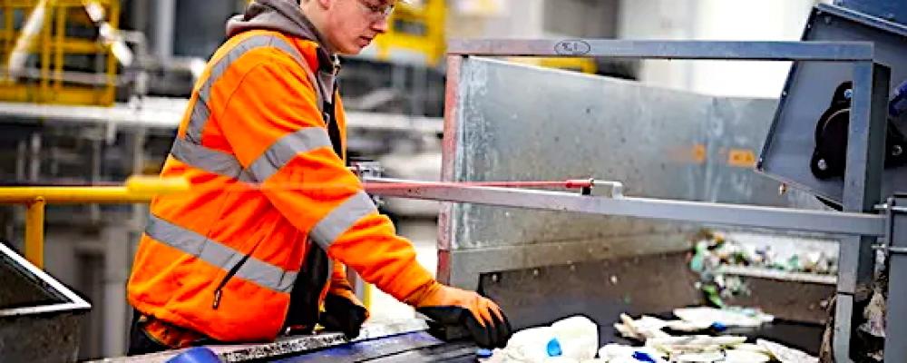 Återvinning av HDPE-mjölkflaskor vid Biffas anläggning i brittiska Redcar. Bolaget uppger att 10 miljarder flaskor har återvunnits sedan starten. Foto: Biffa