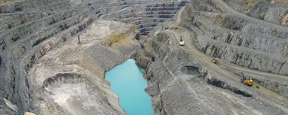 Aitikgruvan är en koppargruva som ligger cirka 15 kilometer östsydöst om Gällivare i Lappland. Gruvan ägs av Boliden AB genom dotterbolaget Boliden Mineral och är Skandinaviens största dagbrott samt en av Europas största koppargruvor.
Aitikgruvan har över 800 anställda (2023) och är den största privata arbetsgivaren i Gällivare kommun. Enligt prognoser från 2023 beräknas gruvans livslängd sträcka sig till år 2049. Foto: Wikipedia Commons Lic. Kredit: TZorn -