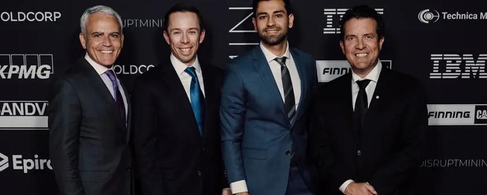 ANDRITZ prisas för AI-styrsystem i internationell gruvtävling. Andritz -team från vänster: David Garofalo, vd Goldcorp, Arthur Gooch, innovationschef ANDRITZ, Sohail Nazari, ansvarig för digital transformation vid ANDRITZ, samt konferencier Rick Mercer. Foto: Andritz Ag