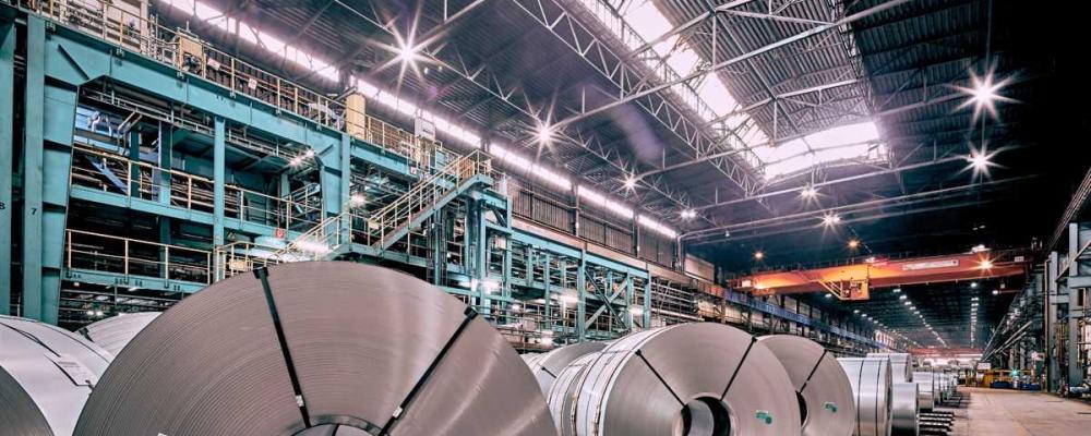 Bilden visar interiören i en av ArcelorMittals stålfabriker i Tyskland, som är den största stålproducenten inom Europeiska unionen och tillhör även de tio största globalt. Enligt uppgifter från Statistisches Bundesamt arbetar cirka 88 000 personer i landets stålsektor. Foto: ArcelorMittal