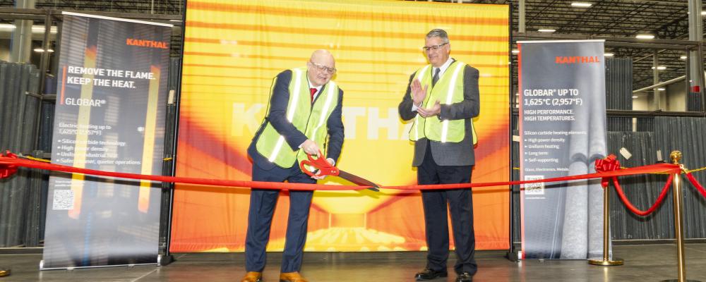 Simon Lile, President Business Unit Heating Systems och Bruce Dionne, Production Unit Manager, Concord. Foto: Alleima