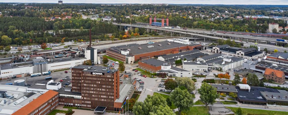 Södertälje med Scanias huvudkontor i förgrunden. Foto: Scania