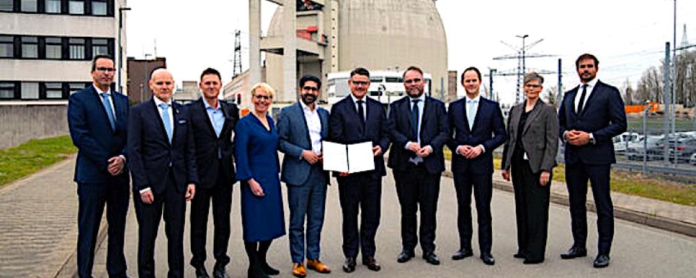 Den 13 mars undertecknades avtalet av Hessens delstatsregering under ledning av ministerpresident Boris Rhein, ekonomiminister Kaweh Mansoori och forskningsminister Timon Gremmels. Bakom initiativet står även fusionsteknikföretaget Focused Energy, Tekniska universitetet i Darmstadt, GSI Helmholtz-centret, samt industriföretaget Schott och andra aktörer. Avtalet signerades under det första rundabordssamtalet om kärnfusion vid anläggningen i Biblis.  Foto: Hessian State Chancellery