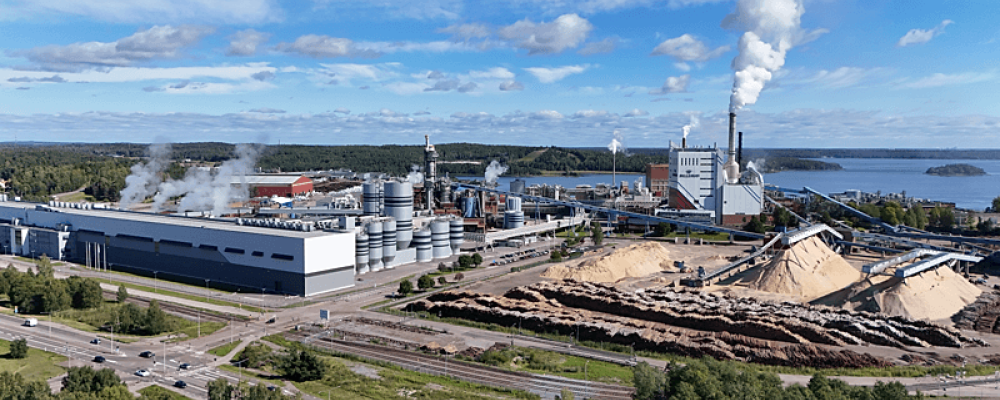 Enligt företaget kommer investeringen att ”lyfta  containerboardprodukten Billerud Flute till ny nivå” då den möjliggör förbättrad ”styrka, jämnhet och hållbarhet”. Pappersbruket i Gruvön. Foto: Billerud