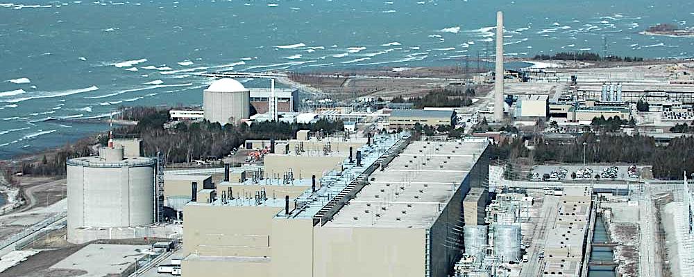 Bruce kärnkraftverk (Kanada), en av de största kärnkraftsanläggningarna i drift i världen. Flygfoto av Bruce kärnkraftverk nära Kincardine i Ontario. Foto av Chuck Szmurlo publicerad avi Wikipedia Commons.