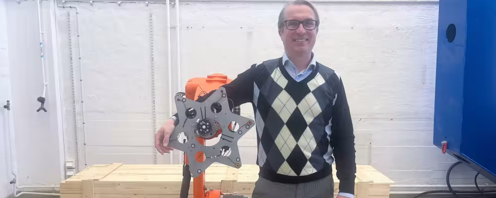 Fredrik Malmgren, VD för Cognibotics, bredvid en industrirobotkalibreringsanordning. Foto: Cognibotics