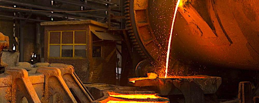 Bilden visar kopparproduktion. Kopparlager på världens metallbörser passerar 1 miljon ton för första gången på över 20 år. Svag kinesisk efterfrågan och USA-lager driver upp nivåerna. Foto: Industrial Wikipedia.