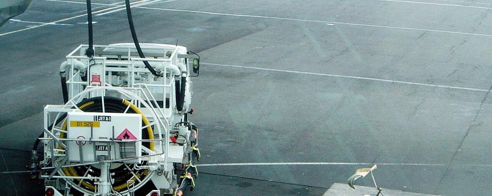 Tankning av flygbränsle. Foto: David Monniaux/Wikimedia Commons