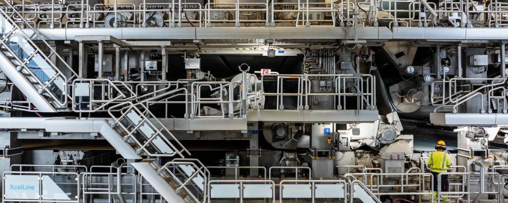 Produktionen baseras till stor del på inhemska råvaror – främst massaved från privata skogsägare i Finland, smådimensionerat virke samt sågverksflis. Restprodukter som bark och spån används för energiproduktion, och den biovärme som alstras levereras även till fjärrvärmenätet i Uleåborg. Foto: Stora Enso