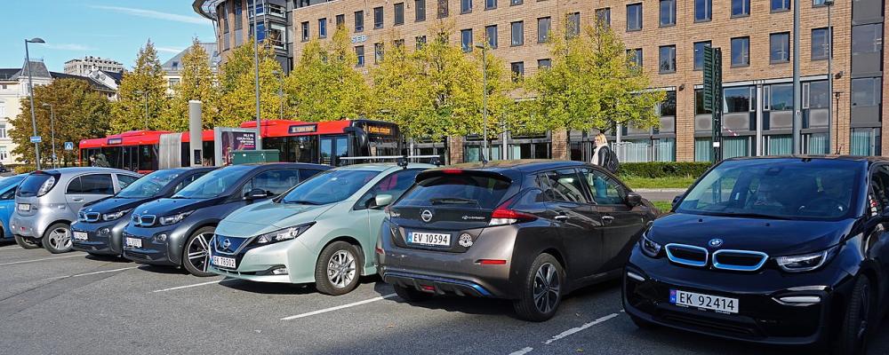En exklusiv parkeringsplats med gratis laddning för elbilar i Oslo. Foto: Wikipedia Common Lic, kredit: Mariordo (Mario Roberto Durán Ortiz)