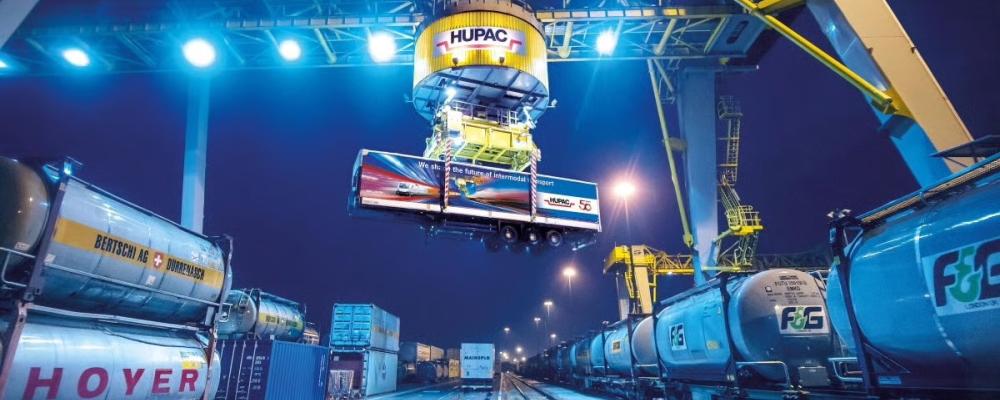 Intermodala godstransporter i en europeisk järnvägsterminal. Flera transportorganisationer varnar EU för att längre och tyngre lastbilar kan minska järnvägens konkurrenskraft. Foto: Hupac.