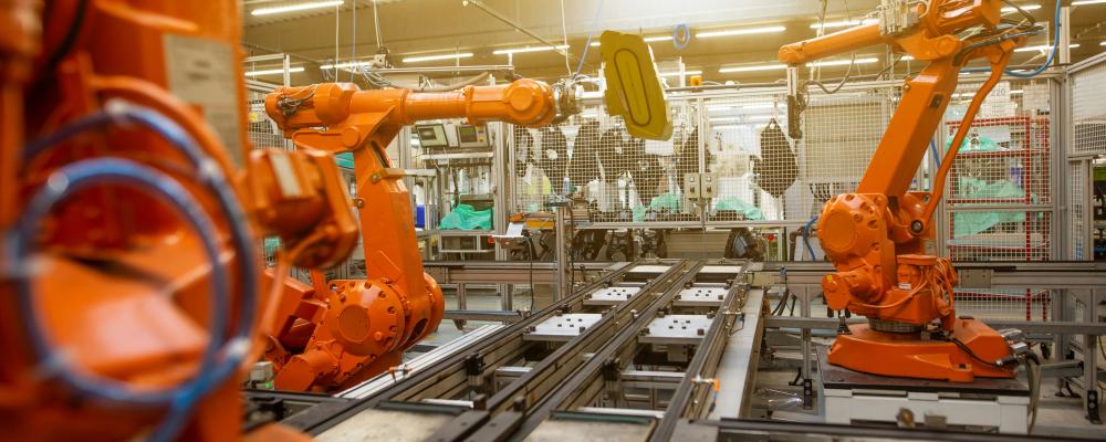 Automatiska robotar i industriell fabrik för montering av fordonsprodukter, fordonskoncept Foto: Simon Kadula/Unsplash