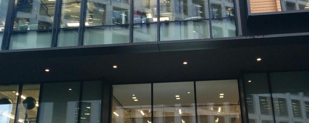 Entrén till byggnaden där Google och dess dotterbolag DeepMind finns, på 6 Pancras Square i London. Foto: Wikipedia Commons Lic. Kredit: Gciriani