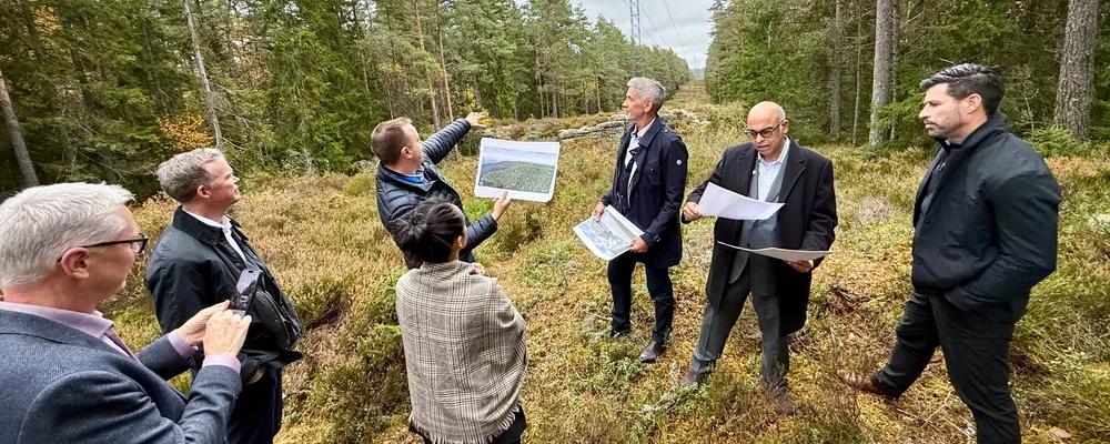 Håvard Kristiansen från Norsk Kjernekraft AS visar upp platsen för vad de hoppas ska bli Haldens nya kärnkraftverk. Här flankeras han av sin chef Jonny Hesthammer och gäster från den kanadensiska kärnkraftsindustrin. Foto: Norsk Kjernekraft AS. Kedit: Jan M. Moberg