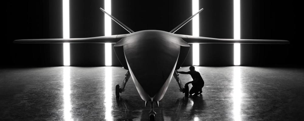 Helsing, Europas ledande försvarsteknikbolag inom flera domäner, presenterade i dag utvecklingen av CA-1 Europa, ett obemannat autonomt stridsflygplan (UCAV). Företaget visade en fullskalig designstudie av jetflygplanet vid sitt dotterbolag Grob Aircraft. Den färdiga produktionsversionen väntas bli operativ inom fyra år och utvecklas i samarbete med industripartner inom det europeiska flyg- och rymdtekniska ekosystemet. Foto: Helsing