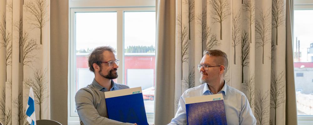 Thomas Haiduga, sågverkschef i Hissmofors, och Kari Puustinen, försäljningschef på Jartek. Foto: Norra Timber