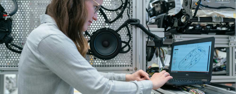 Kvinnlig elektronikingenjör genomför fordonstester Foto: ThisisEngineering