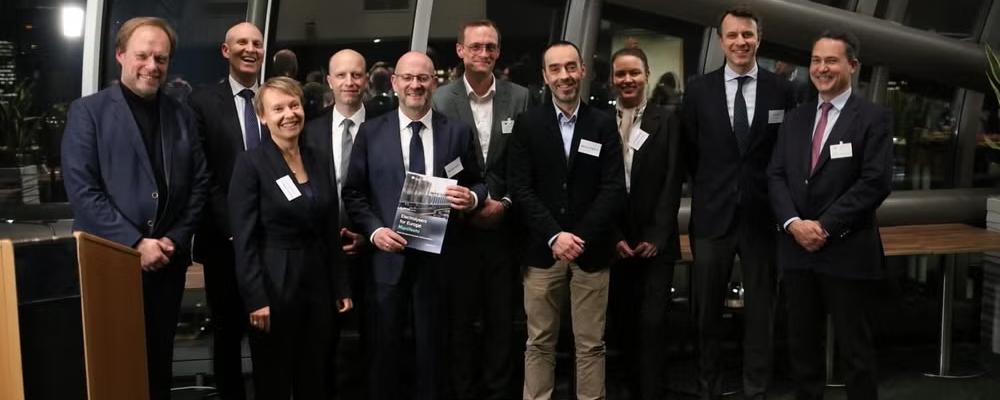 Företrädare för flera europeiska elektrolystillverkare tillsammans med EU-representanter vid lanseringen av manifestet Electrolysers for Europe i Bryssel. Foto: Electrolysers for Europe.