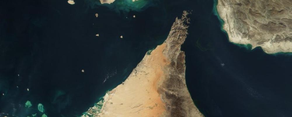 Satellitbild över Hormuzsundet. Foto: Jacques Desloîtres/MODIS/NASA/GSFC/Wikimedia Commons