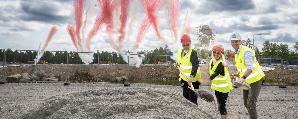 Under spadtagseventet deltog Västmanlands landshövding Johan Sterte, grannar från Finnslätten, kunder och leverantörer bland annat. Foto: Jonas Billberg