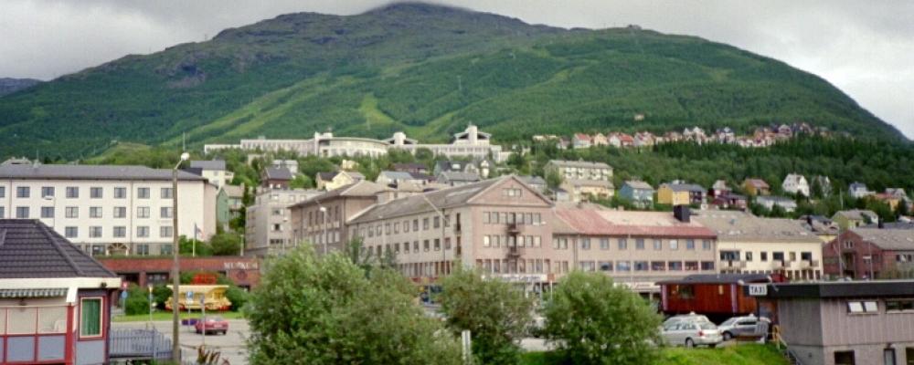 Vy över Narviks centrum. Bolaget Narvik Kjernekraft AS ska nu inleda planeringen av en konsekvensutredning för att pröva möjligheten att bygga en SMR-anläggning i regionen. Foto: Wikipedia Common, kredit: Vinterfrid