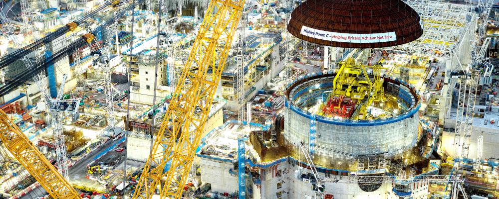 Bygget av Hinkley Point C sysselsätter i dagsläget tusentals personer. När arbetet är som mest intensivt beräknas omkring 5 600 människor vara verksamma på platsen, och cirka 900 anställda väntas arbeta vid anläggningen under dess livstid. Foto: EDF