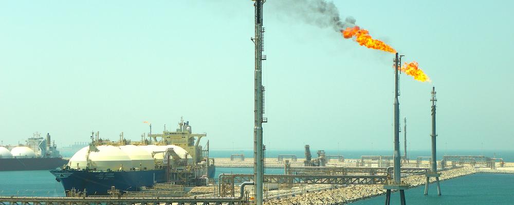 Ras Laffans LNG terminal i Qatar. Landet står normalt för cirka 20 procent av världens LNG-export. Ras Laffan är världens största LNG-terminal. Hormuzsundet hanterar omkring 20 procent av den globala oljehandeln per dag.Foto: Wikipedia Commons Lic. Kredit: Matthew Smith @ Flickr
