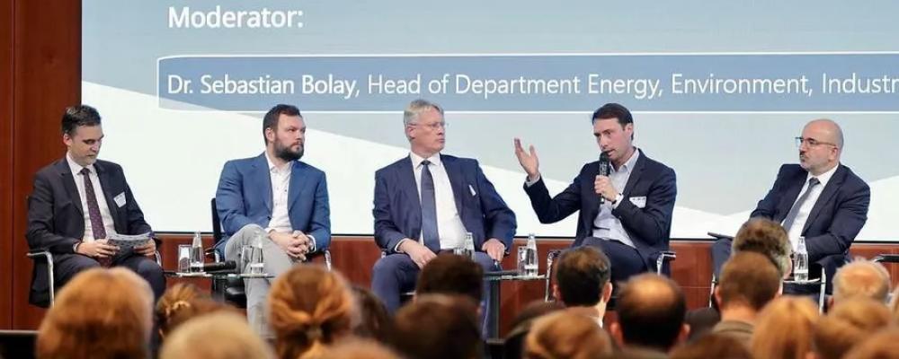 Kluttig, längst till höger, nyligen på scen under DIHK:s internationella vätgaskonferens i Berlin. Foto: DIHK