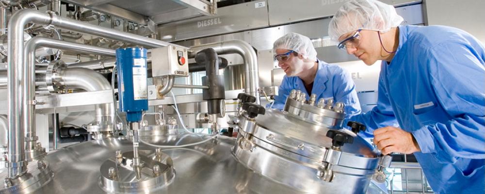 Med de nya tullarna på läkemedel, möbler och fordon fortsätter Trump sin linje att prioritera amerikansk industri framför internationell handel. Effekterna riskerar att bli omfattande för Europas läkemedelsindustri, som redan är hårt beroende av den amerikanska marknaden. Hur EU väljer att svara återstår att se – men spänningarna mellan Bryssel och Washington lär öka ytterligare. Foto: Interpharma