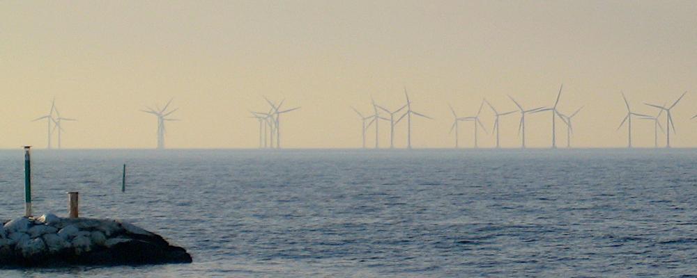 Vindkraft i sundet utanför Malmö. Foto: Wikipedia Common Lic, kredit: Jorchr