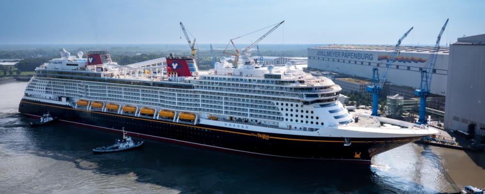 Kryssningsfartyget Disney Destiny, byggt vid Meyer Werft i Papenburg, bogseras längs Ems mot Eemshaven i Nederländerna i september 2025. Fartyget har cirka 1 250 hytter och plats för omkring 4 000 passagerare. Foto: Meyer Werft