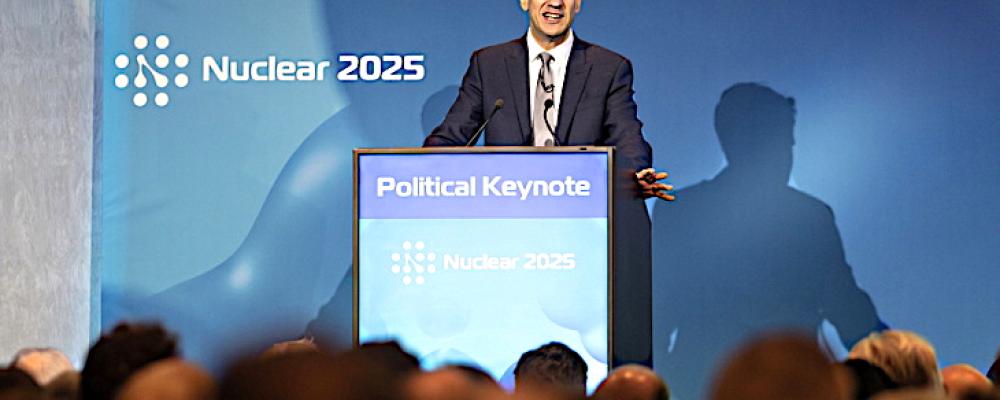 Ed Miliband talar på Nuclear 2025 i London. Bild: DESNZ