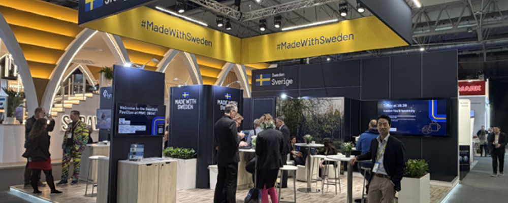 Bildtext huvudbild: "Johan Chun, ansvarig för industri på Business Sweden, framför den svenska paviljongen på MWC 2026 i Barcelona.”