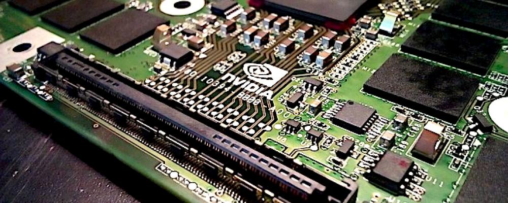 Nvidia halvleare: Analysen bygger i hög grad på ett makroresonemang: att investeringstakten i AI-infrastruktur och datacenter riskerar att toppa, vilket i sin tur kan leda till fallande värderingsmultiplar för leverantörer av AI-hårdvara – i första hand AI-halvledare. Foto: Creative Commons lic, kredit: JacekAbramowicz