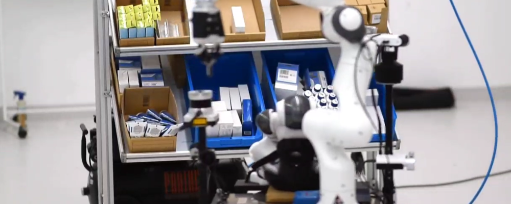 En ny typ av robotarm gör det möjligt för roboten att inte bara plocka upp och flytta saker, utan också kasta små föremål, som en påse skruvar, direkt till rätt plats. Foto: Örebro universitet