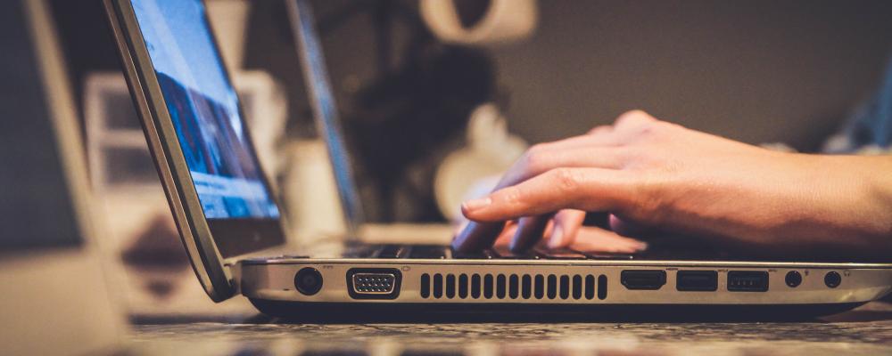 Förordningen ska skydda konsumenter och företag och säkerställa att produkter på den inre marknaden har färre sårbarheter. Den ska också ge konsumenter tillräcklig information om cybersäkerheten i de produkter de köper och använder. Foto: john schnobrich unsplash