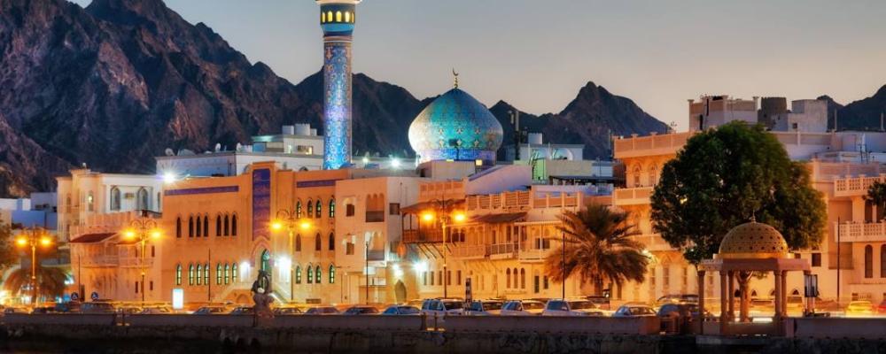 Oman. Bakgrunden till Omans försiktiga omsvängning är tydlig: USA har under 2023 och 2024 hotat med sekundära sanktioner mot företag, banker och individer som på något sätt hjälper Ryssland att kringgå de restriktioner som införts efter invasionen av Ukraina. Foto: Wikipedia Commons Lic.