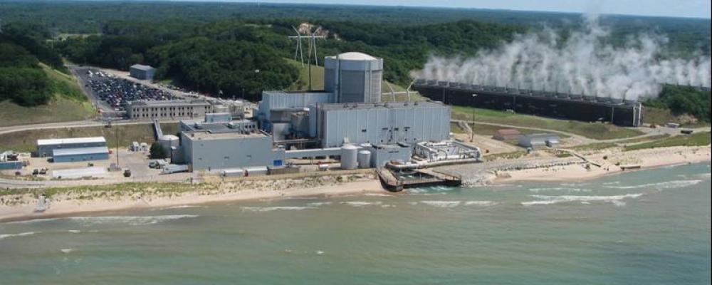 Kärnkraftverket Palisades i Michigan ser ut att bli det första kärnkraftverket i USA som återstartas efter att ha stängts, vilket markerar en möjlig ”kärnkraftsrenässans”. Holtec International, företaget som återstartar anläggningen, planerar också att bygga de första små modulära reaktorerna (SMR) på platsen. Projektet är en del av en bredare trend med ökat intresse för kärnkraft, drivet av stigande efterfrågan på elektricitet och statligt stöd. Foto: Palisades kärnkraftverk