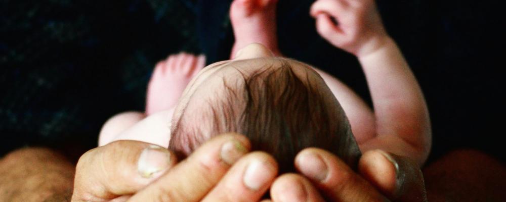 För första gången visar forskare vid Örebro och Åbo universitet att PFAS hos gravida kan kopplas till förändringar i barns hjärnor fem år senare. Foto: Jill Sauve/Unsplash