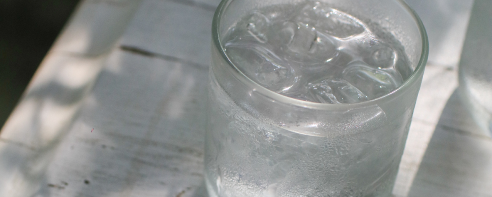 PFAS syns inte – men de stannar kvar. De bryts inte ner i naturen, sprids via vatten och kan ansamlas i människor och miljö under lång tid. Det är därför EU nu agerar. Foto: SamCert