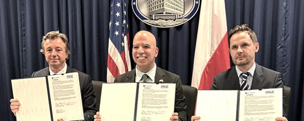 Det så kallade Poland Generic Design Agreement undertecknades vid en ceremoni i Washington, D.C., på det amerikanska energidepartementet. Närvarande var bland andra USA:s biträdande energiminister James Danly, Polens energiminister Miłosz Motyka samt viceenergiminister Wojciech Wrochna, tillsammans med representanter för bolagen. Foto: OSGE