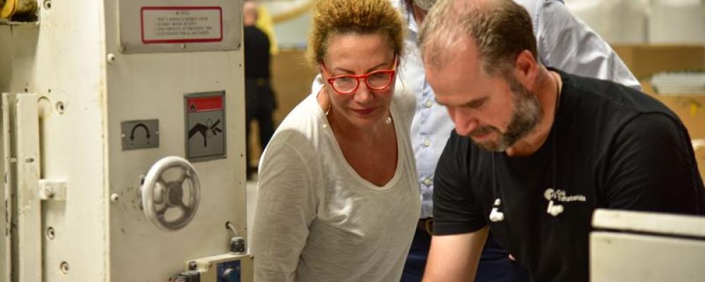 Soraya Narfeldt på besök i Gaya Materials fabrik i Helsingborg. Foto: Gaya Materials