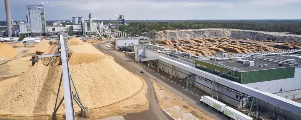 Raumo (på finska Rauma) är en viktig industristad på västkusten av Finland, och där ligger en av Metsä Fibres moderna massafabriker. Raumo massafabrik togs i drift 2021 och är en av världens mest avancerade anläggningar för produktion av barrsulfatmassa. Fabriken är helautomatiserad och digitaliserad i stor utsträckning. Den har en årlig produktionskapacitet på cirka 1,5 miljoner ton barrmassa och är designad för att vara energieffektiv med låg miljöpåverkan. En stor del av den energi som används i produktionen genereras internt som bioenergi från processrester. Metsä Fibre har satsat kraftigt på teknologisk utveckling i Raumo. Fabriken är inte bara en produktionsplats utan även ett exempel på hur framtidens skogsindustri kan se ut, med fokus på cirkulär ekonomi och digital processövervakning. Läget vid Östersjön gör det dessutom logistiskt fördelaktigt med goda exportmöjligheter till Europa och Asien via hamnen i Raumo. Foto: Metsä Fibre