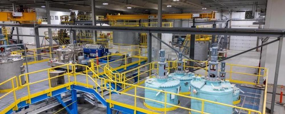 Sedan 2020 har SRC byggt en toppmodern anläggning för bearbetning av sällsynta jordartsmetaller i Saskatchewan, med finansiering från provinsregeringen i Saskatchewan och Kanadas federala regering. Anläggningen omfattar hela processen från mineral till metall, inklusive hydrometallurgi, separationsprocesser och metallsmältning. Varje steg bygger på avancerade, egenutvecklade och egenbyggda tekniker, utformade med särskilt fokus på operatörernas säkerhet och på hållbarhet. Foto: Saskatchewan Research Council (SRC)