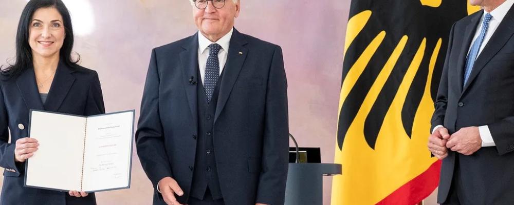 Katherina Reiche vid överlämningsceremonin tillsammans med Tysklands president, Frank-Walter Steinmeier och den nyvalde tyska kanslern Friedrich Merz. Foto: Tyska regeringen