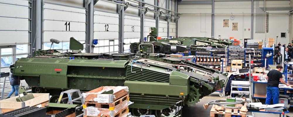 Rheinmetall är en av Europas största försvarsindustrier med stark exponering mot militära fordonsystem, ammunition och vapenteknik. Bolagets aktiekurs påverkas i hög grad av politiska beslut om försvarsbudgetar och säkerhetspolitik, vilket gör värderingen känslig för förändrade geopolitiska förutsättningar. Foto: Rheinmetall