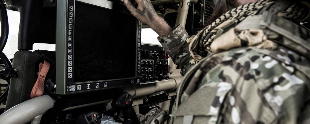 Ledningsstödsystem Luftvärn (LSS Lv) är den programvara som används inom förbandet för att leda strid mot luftmål, distribuera måldata och genomföra planering och utvärdering av luftvärnsstriden. Foto: Saab